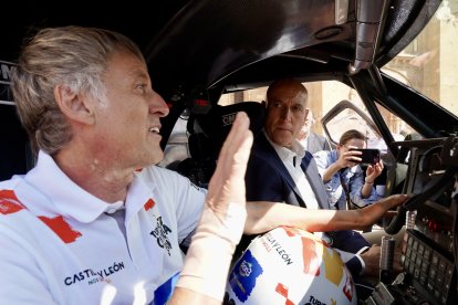 El presidente de la Junta, Alfonso Fernández Mañueco, participa junto al presidente de las Cortes Autonómicas, Carlos Pollán, y el alcalde de León, José Antonio Diez, en la presentación del vehículo con el que Jesús Calleja participará en la Baja España Aragón 2025 y en el Dakar 2026