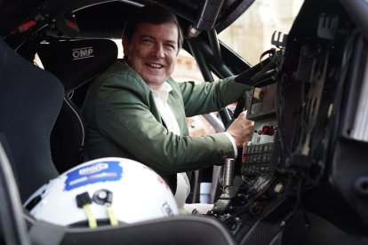 El presidente de la Junta, Alfonso Fernández Mañueco, participa junto al presidente de las Cortes Autonómicas, Carlos Pollán, y el alcalde de León, José Antonio Diez, en la presentación del vehículo con el que Jesús Calleja participará en la Baja España Aragón 2025 y en el Dakar 2026