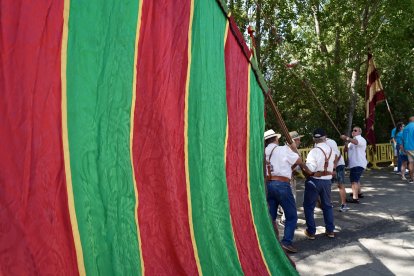Celebración de la XXXII Fiesta de la Sobarriba, con la procesión de los Santos Patronos de cada localidad del municipio de Valdefresno