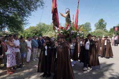 Celebración de la XXXII Fiesta de la Sobarriba, con la procesión de los Santos Patronos de cada localidad del municipio de Valdefresno