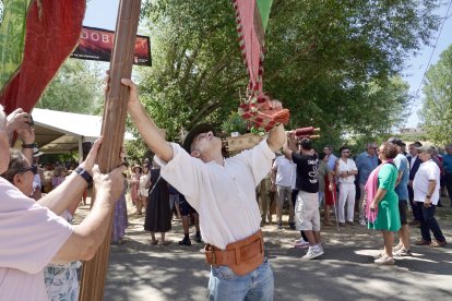 Celebración de la XXXII Fiesta de la Sobarriba, con la procesión de los Santos Patronos de cada localidad del municipio de Valdefresno.
