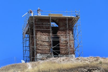 La Torre de telégrafo óptico de Tariego de Cerrato (Palencia), construida en 1844 en la segunda guerra Carlista, está siendo reconstruida