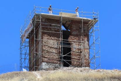 La Torre de telégrafo óptico de Tariego de Cerrato (Palencia), construida en 1844 en la segunda guerra Carlista, está siendo reconstruida