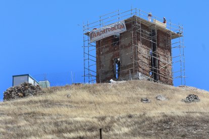 La Torre de telégrafo óptico de Tariego de Cerrato (Palencia), construida en 1844 en la segunda guerra Carlista, está siendo reconstruida