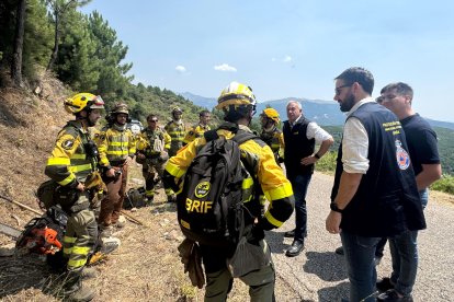 El delegado del Gobierno, Nicanor Sen, visita el dispositivo que está participando en el incendio forestal de Cuevas del Valle.