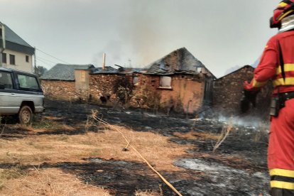 Casas afectadas por el incendio en el pueblo de Las Médulas en León