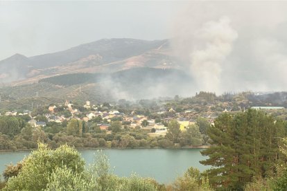 Avance del incendio de Yeres que asedia Las Médulas en León