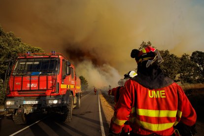 Incendio forestal en El Payo (Salamanca) en nivel 2. La proximidad de las llamas obliga a evacuar a los vecinos de El Payo (Salamanca)