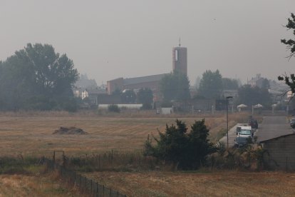 Intenso humo en el Bierzo debido a los diferentes incendios activos