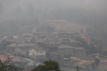 Intenso humo en el Bierzo debido a los diferentes incendios activos
