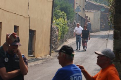 Vecinos desalojados de las localidades bercianas de Peñalba de Santiago, Bouzas, San Cristóbal de Valdueza, Espinoso de Compludo y Manzanedo de Valdueza por el incendio de Llamas de Cabrera (León)