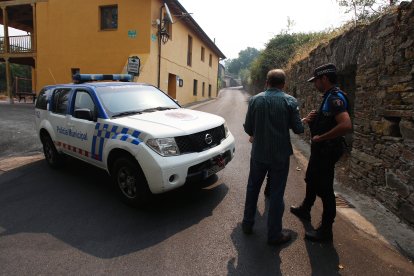Vecinos desalojados de las localidades bercianas de Peñalba de Santiago, Bouzas, San Cristóbal de Valdueza, Espinoso de Compludo y Manzanedo de Valdueza por el incendio de Llamas de Cabrera (León)