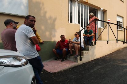 Vecinos desalojados de las localidades bercianas de Peñalba de Santiago, Bouzas, San Cristóbal de Valdueza, Espinoso de Compludo y Manzanedo de Valdueza por el incendio de Llamas de Cabrera (León)