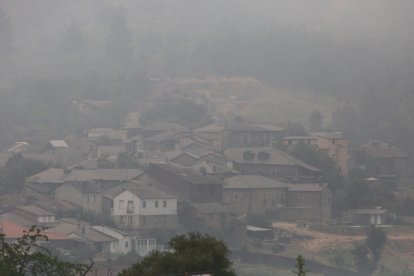 Intenso humo en El Bierzo debido a los diferentes incendios activos en la zona.