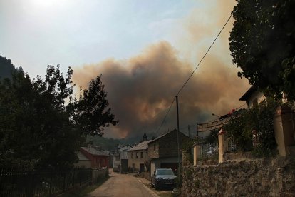 Incendio forestal en la localidad de Fasgar (León)