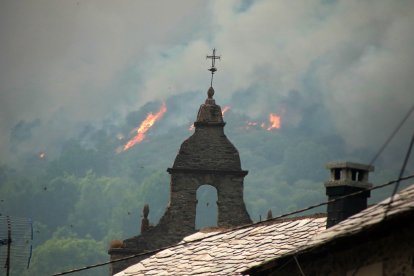 Incendio forestal en la localidad de Fasgar (León)