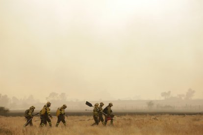 Varios bomberos tratan de extinguir un fuego en Miñambres de la Valduerna, León