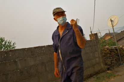 Vecinos de Oencia (León), se preparan por si el incendio avanza hacia la localidad.