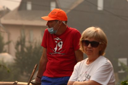 Vecinos de Oencia (León), se preparan por si el incendio avanza hacia la localidad.