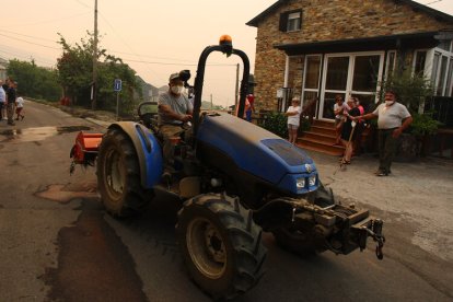 Vecinos de Oencia (León), se preparan por si el incendio avanza hacia la localidad.