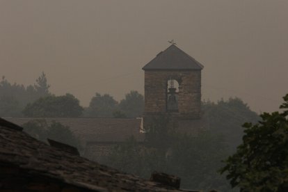 Vecinos de Oencia (León), se preparan por si el incendio avanza hacia la localidad.