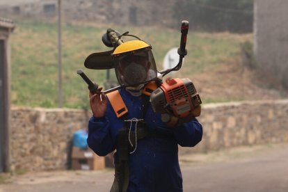 Vecinos de Oencia (León), se preparan por si el incendio avanza hacia la localidad.