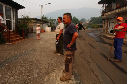 Vecinos de Oencia (León), se preparan por si el incendio avanza hacia la localidad.