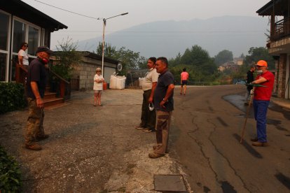 Vecinos de Oencia (León), se preparan por si el incendio avanza hacia la localidad.