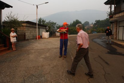 Vecinos de Oencia (León), se preparan por si el incendio avanza hacia la localidad.