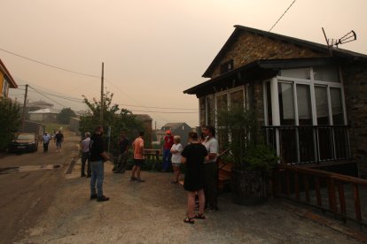 Vecinos de Oencia (León), se preparan por si el incendio avanza hacia la localidad.