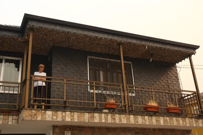 Vecinos de Oencia (León), se preparan por si el incendio avanza hacia la localidad.