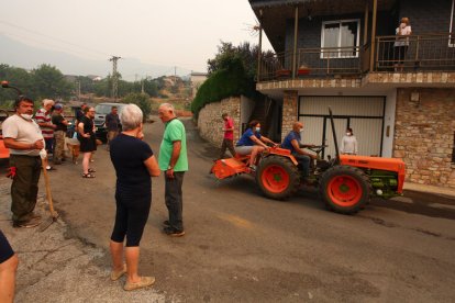 Vecinos de Oencia (León), se preparan por si el incendio avanza hacia la localidad.