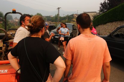 Vecinos de Oencia (León), se preparan por si el incendio avanza hacia la localidad.