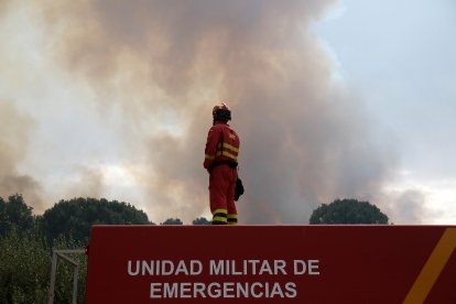 El incendio de Almanza amenaza varias pedanías