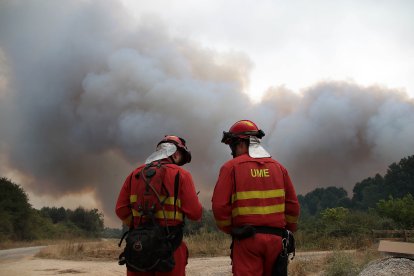 El incendio de Almanza amenaza varias pedanías