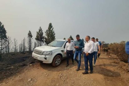 Pedro Sánchez visita Villablino (León) acompañado de Mañueco, Marlasca y Sen, entre otros.