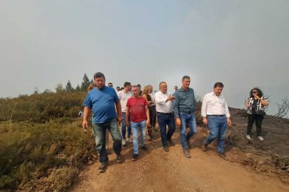 Pedro Sánchez visita Villablino (León) acompañado de Mañueco, Marlasca y Sen, entre otros.