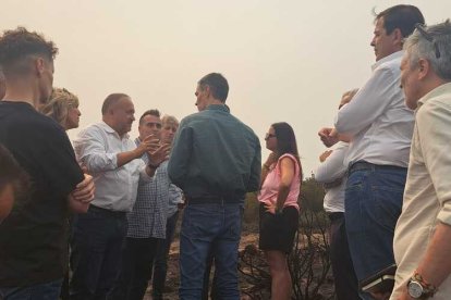 Pedro Sánchez visita Villablino (León) acompañado de Mañueco, Marlasca y Sen, entre otros.