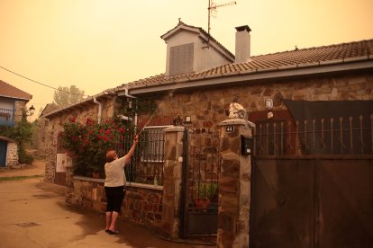 Vecinos y personal forestal de Busnadiego y Piedras Albas (Lucillo, León) se afanan intentando parar el incendio