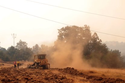 Vecinos y personal forestal de Busnadiego y Piedras Albas (Lucillo, León) se afanan intentando parar el incendio