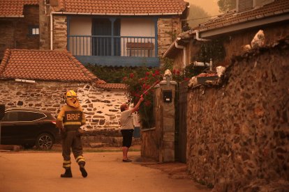 Vecinos y personal forestal de Busnadiego y Piedras Albas (Lucillo, León) se afanan intentando parar el incendio