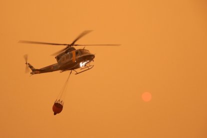 Vecinos y personal forestal de Busnadiego y Piedras Albas (Lucillo, León) se afanan intentando parar el incendio