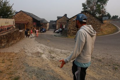 Vecinos del Acebo de San Miguel (León), realizan desbroces alrededor del pueblo ante la posible llegada del fuego