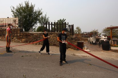 Vecinos del Acebo de San Miguel (León), realizan desbroces alrededor del pueblo ante la posible llegada del fuego