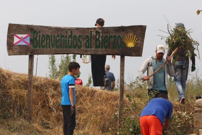 Vecinos del Acebo de San Miguel (León), realizan desbroces alrededor del pueblo ante la posible llegada del fuego