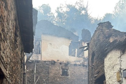 Casas quemadas en el pueblo de Lusio (León), por el incendio