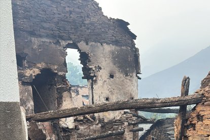 Casas quemadas en el pueblo de Lusio (León), por el incendio