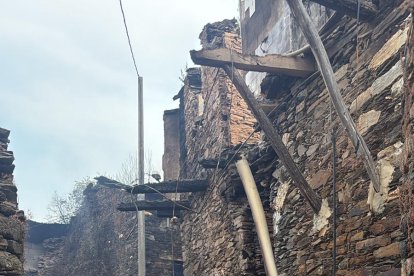 Casas quemadas en el pueblo de Lusio (León), por el incendio