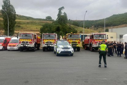 Efectivos de la Guardia Civil de Burgos custodian el convoy de bomberos franceses.
