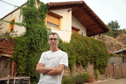 Jesús del Río regenta la Casa Rural Aguas Frías, en La Omañuela.